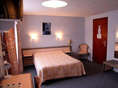 Les Chemins Francis - Modern Hotel Bagnols-les-Bains Bagian luar foto